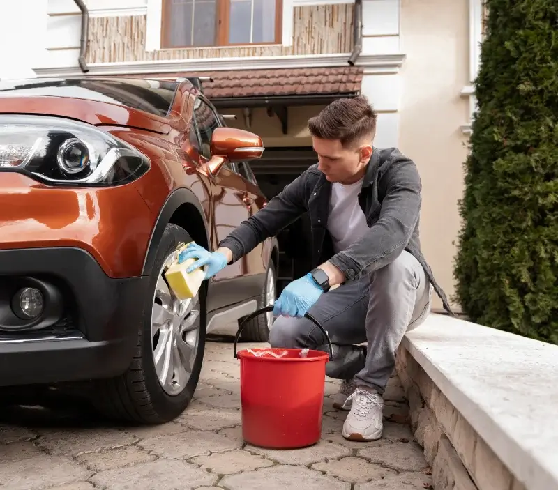 Lavage auto à domicile Cruzilles-lès-Mépillat : professionnel intervenant sur un véhicule